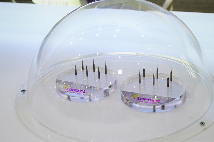 鑽針廠尖點科技近期展示最新一代鍍膜鑽針/銑刀產品，將終端應用鎖定在AI、電動車、低軌衛星3大領域。（攝影：陳念舜）