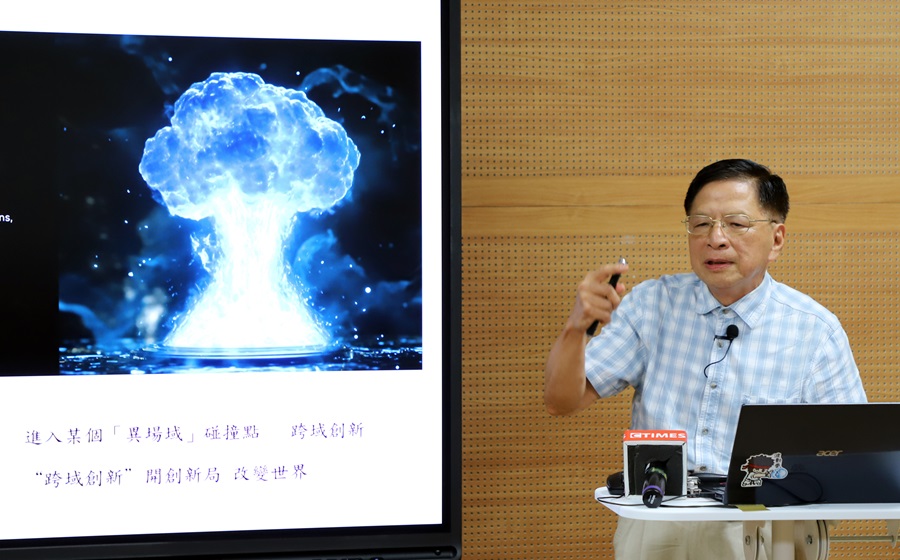 臺師大跨域科技產業創新研究學院講座教授、現任職江陵集團創能中心執行長黃秉鈞博士，分享他投入冷融合研究的歷程與最新突破。（攝影／王岫晨）