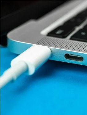 Thunderbolt在「高速傳輸 + 多功能整合 + 供電」三大面向具備優勢。