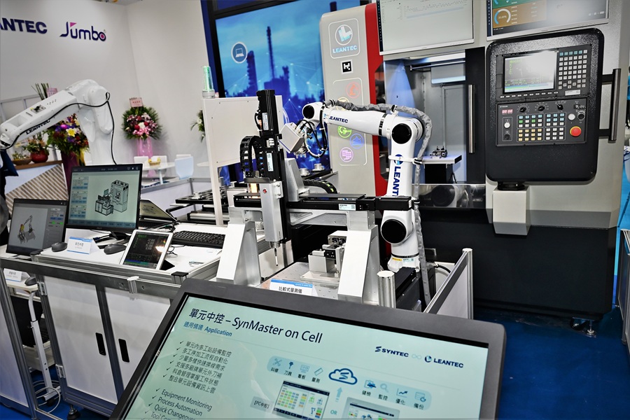 新代將持續推進高階複合加工技術，以及「一機一手」等多種機器人整合方案。(攝影:陳念舜)