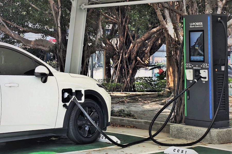 隨著電動車普及化，未來將有更多用戶不具備家用充電環境，公共充電需求勢必快速攀升。