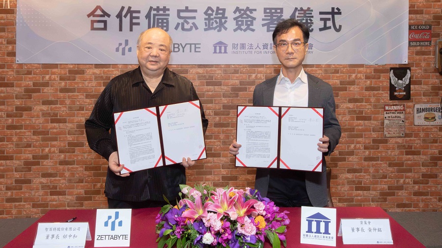 資策會董事長黃仲銘（右）與智百特董事長邰中和（左）