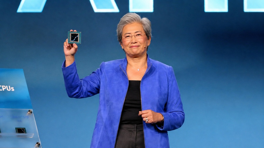 AMD執行長蘇姿丰手舉全新 AMD EPYC Venice晶片
