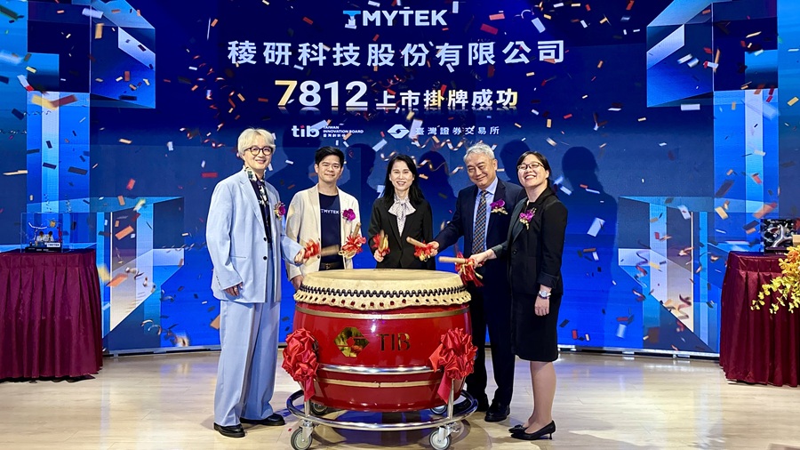 稜研科技張書維創辦人與共同創辦人林決仁和證交所李愛玲總經理、台新證券副董事長郭嘉宏與勤業眾信莊碧玉會計師掛牌合影