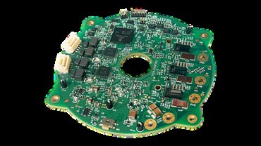 TI TIDA-010979以直徑70mm PCB實現48V、1kW機器人關節馬達控制，整合GaN功率級、即時MCU、隔離電流感測與工業乙太網。（照片：TI）