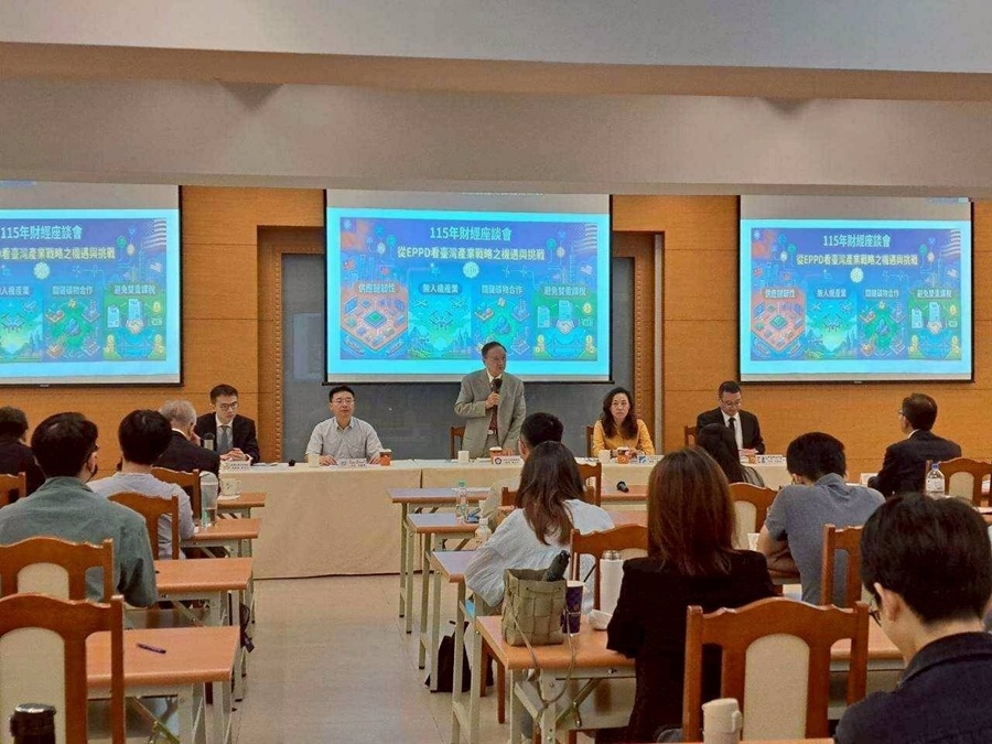 筆者（左二）受邀出席法務部調查局115年財經座談會，就「關鍵礦物合作與供應鏈韌性」發表演講