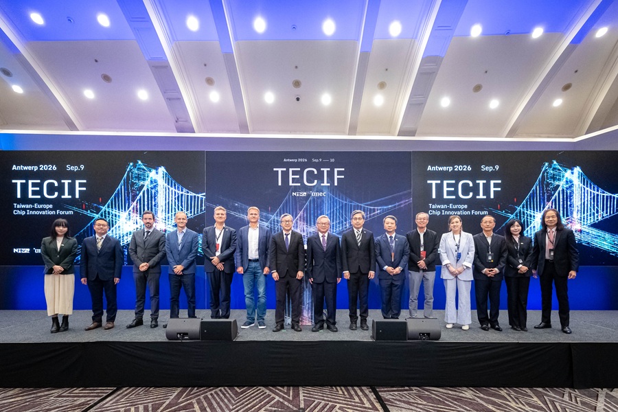 TECIF_2026匯聚臺歐半導體產學研各界代表，共創全球晶片創新生態系。左起立法院黃捷委員、RIKEN歐洲辦事處Toshiyasu Ichioka、歐盟DG Connect Pierre Chastanet、Arm Neil Parris、imec Romano Hoofman、imec副總裁 Phillipe Absil、駐歐盟代表謝志偉、國科會主委吳誠文、國研院院長蔡宏營、國研院半導體中心主任劉建男、國科會 蘇朝琴、比利時眾議院Lieve Truyman、晶心科技林志明、立法院吳沛憶委員、聯電副總經理丁文琪。